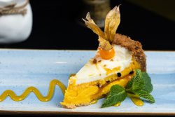 Cheesecake cu mango si fructul pasiunii image