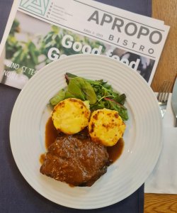 Obrăjori de vită cu sos de legume cu vin si cartofi gratinati image