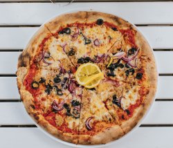 Pizza Tono e cipolla image