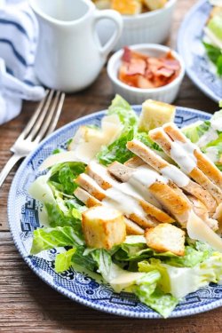 Salată Caesar cu piept de pui la grătar sau clasică image