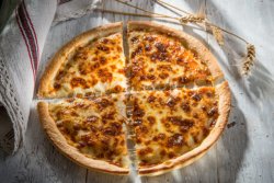 Pizza Margherita (pufoasă) image