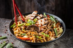 Noodle de porc cu legume image