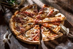 Pizza Prosciutto e Funghi image