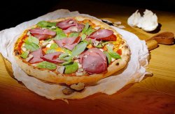 Pizza Tirolese image