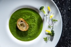Supă cremă de broccoli cu crutoane image