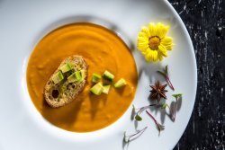 Supă cremă de legume și avocado cu crutoane image