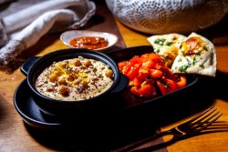 Hummus cu harissa și salată de roșii image
