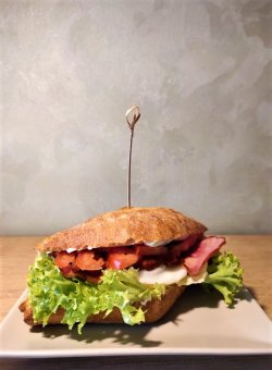 Sandwich cu bacon și ou image