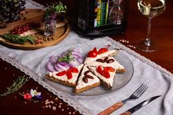 Bruschette cu icre și ceapă roșie image