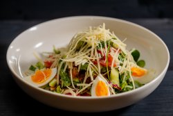 Avocado and crispy bacon salad image