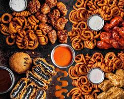 50% reducere: 16 crispy jumbo wings cu 2 portii de cartofi si nutella banana roll image