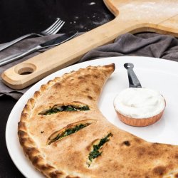 Pizza Calzone con Ricotta e Spinaci image