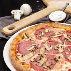 Pizza Prosciutto Funghi Salami 32 cm image