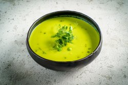 Supă cremă de legume verzi image