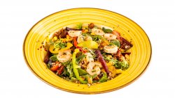 Salată cu creveți, mixt salată și fulgi de ceapă prăjiți image