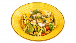 Salată cu pui,salată iceberg parmesan și baby spanac image