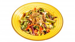 Salată cu ton,mix salată,sfeclă și hrean image