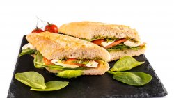 Sandwich Mozzarella cu sos pesto și baby spanac image