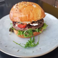 Burger Lor.and Black Angus cu dulceata de ceapa rosie,branza brie,mix de salata asiatica si cartofi wedges image