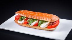 Sandwich cu mozzarella și roșii image