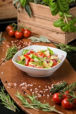 Salată din legume proaspete image
