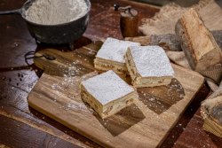 Plăcinta casei cu brânză  dulce și stafide image