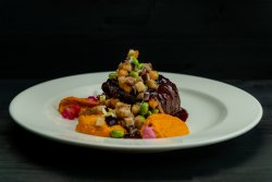 Grilled beef tenderloin & red wine sauce 200g/250g/50m image