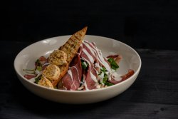 Smoked duck breast & goat cheese salad 350g image