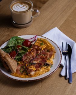 Omletă cu bacon și ciuperci image