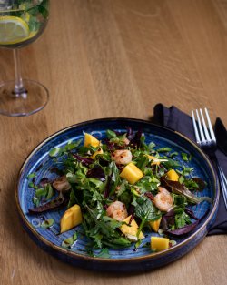 Salată cu creveți și mango image