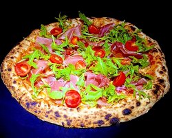 Pizza Crudo e Rucola image