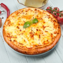 Pizza Quattro Formaggi family image