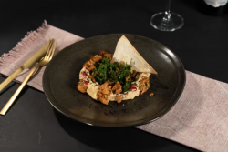 Hummus cu piept de pui image