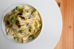 Tagliatelle cu pui și broccoli în sos gorgonzola image