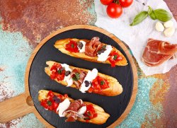 Bruschete cu prosciutto crudo & mozarella image