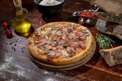 Pizza Prosciutto e funghi mare image