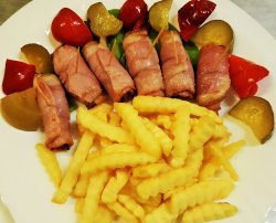 Ficăței de pui rulați în bacon, cartofi prăjiți, salată de murături image
