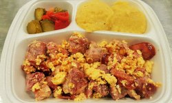 Garniță de porc cu mămăliguță, zdrențe de ou și salată de murături image