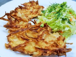 Piept de pui în crusta de cartofi, salată de varză albă cu morcov și mărar image