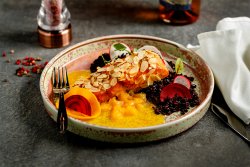 Somon în crustă de migdale cu sos de portocale și orez negru image