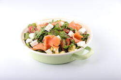 Salată cu somon image
