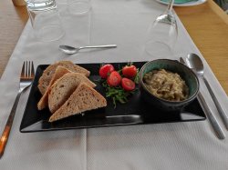 Tapas de salata de vinete fara maioneza cu pâine cu maia si rosii image
