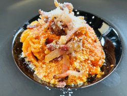Spaghete amatriciana cu roșii din Puglia, brânză pecorino, guanciale, busuioc și oregano sicilian image