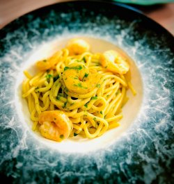 Spaghete usturoi, ulei de măsline extra virgin și ardei iute / cu creveți image