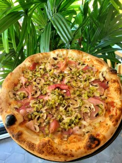 Pizza cu castraveti murati image