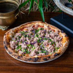 Pizza cu file de ton șI ceapă aromată image