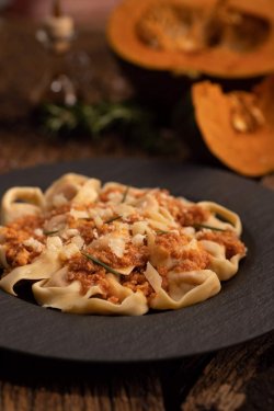 Tortellini cu dovleac dulce și cremă de parmezan reggiano maturat image