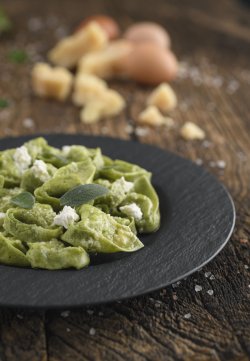 Tortelloni cu extract de spanac, umplutură de ricotta și spanac condimentati cu unt topit și salvie image