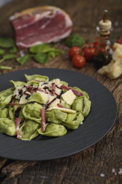 Tortelloni cu extract de spanac, umplutura de ricotta si spanac condimentati in stil vecchia Modena image