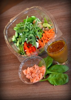 Salata cu somon afumat image